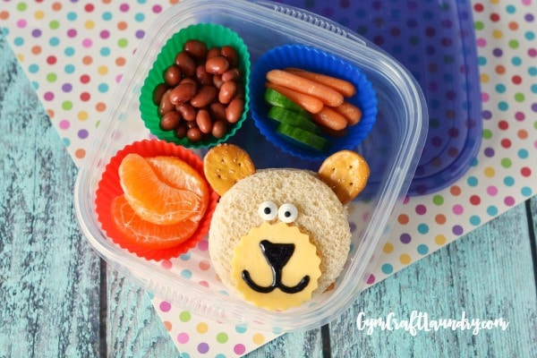 Cute Bear Sandwich and snacks to feed kids. Food crafts for kids.